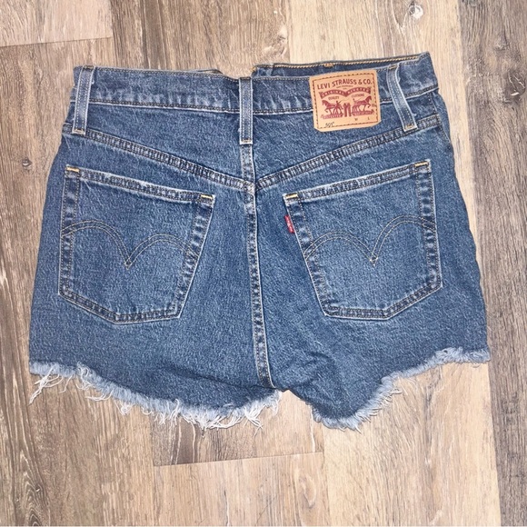 Levi’s Women’s 501 Button Fly Shorts - Picture 2 of 5